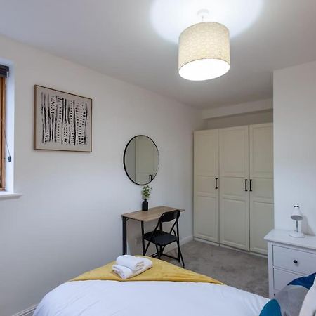 Morden London Apartment, By The Sea With Free Parking Eksteriør bilde