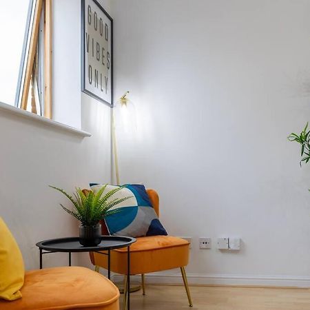 Morden London Apartment, By The Sea With Free Parking Eksteriør bilde