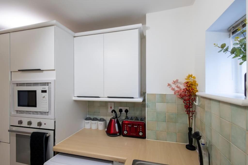Morden London Apartment, By The Sea With Free Parking Eksteriør bilde