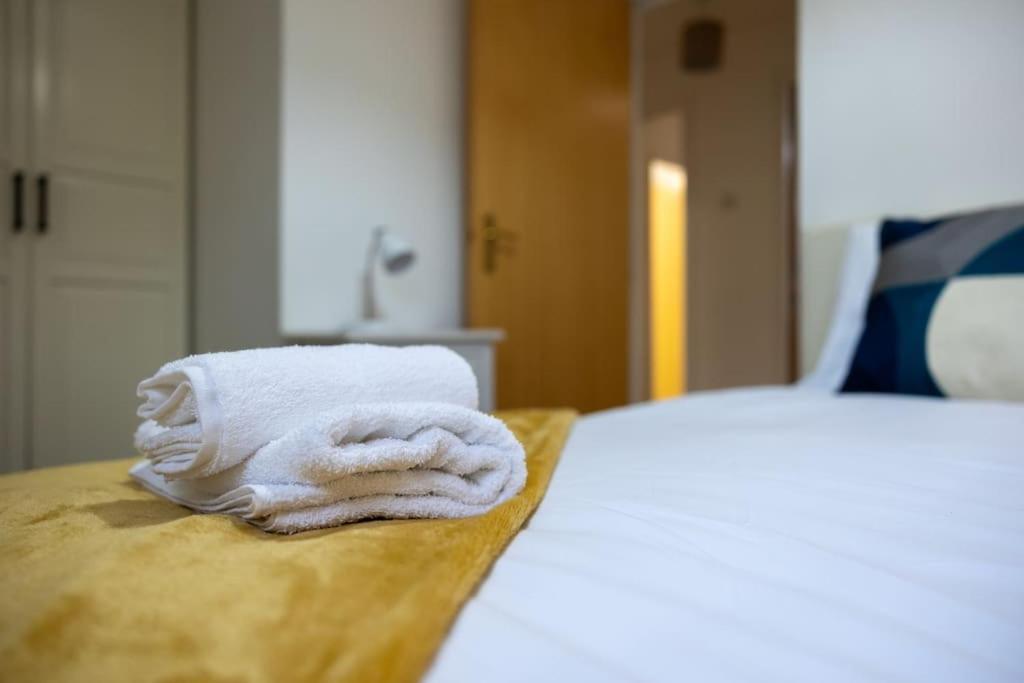 Morden London Apartment, By The Sea With Free Parking Eksteriør bilde