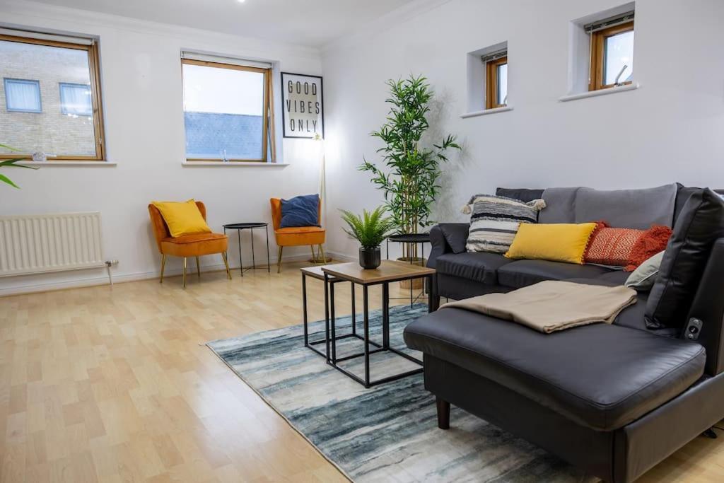 Morden London Apartment, By The Sea With Free Parking Eksteriør bilde