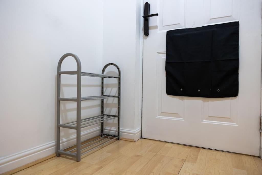 Morden London Apartment, By The Sea With Free Parking Eksteriør bilde