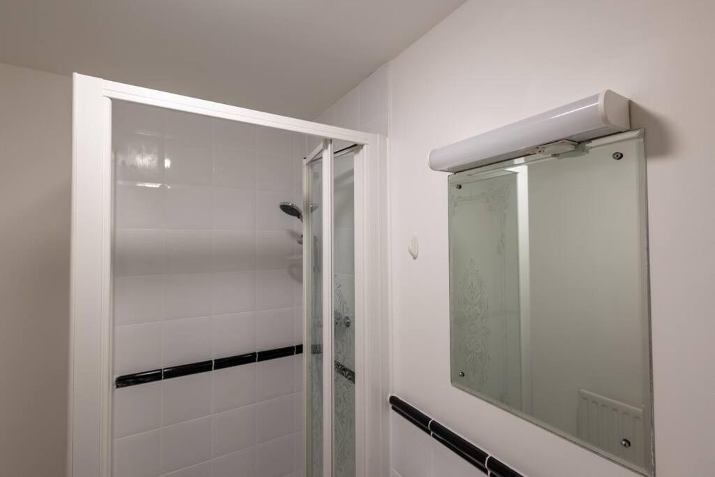 Morden London Apartment, By The Sea With Free Parking Eksteriør bilde