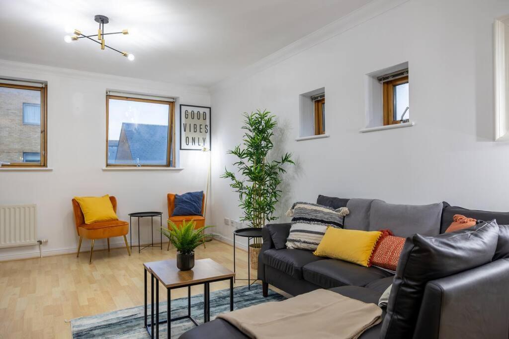 Morden London Apartment, By The Sea With Free Parking Eksteriør bilde