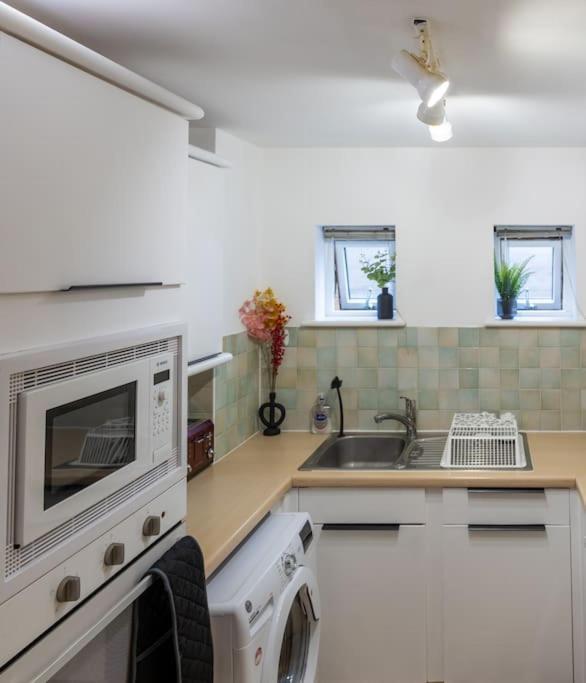 Morden London Apartment, By The Sea With Free Parking Eksteriør bilde