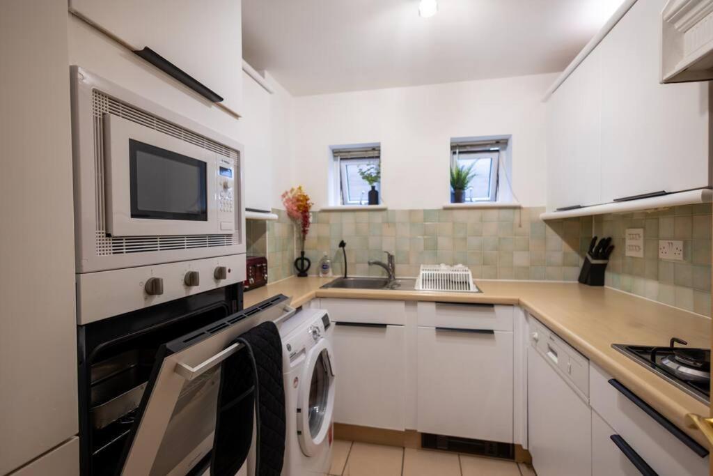 Morden London Apartment, By The Sea With Free Parking Eksteriør bilde