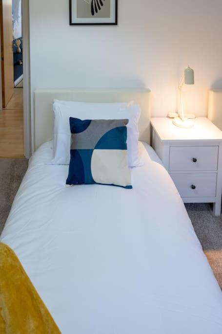 Morden London Apartment, By The Sea With Free Parking Eksteriør bilde