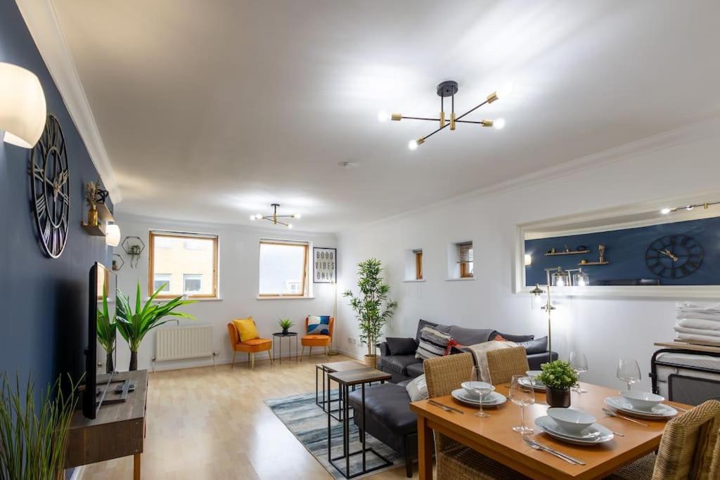 Morden London Apartment, By The Sea With Free Parking Eksteriør bilde