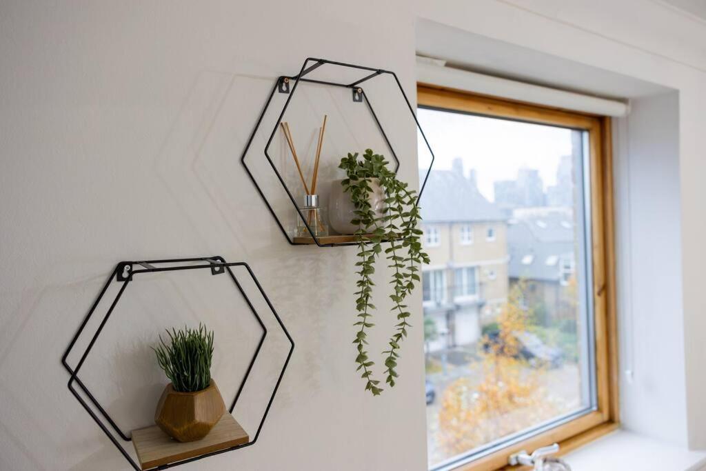 Morden London Apartment, By The Sea With Free Parking Eksteriør bilde