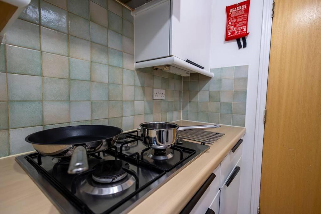 Morden London Apartment, By The Sea With Free Parking Eksteriør bilde
