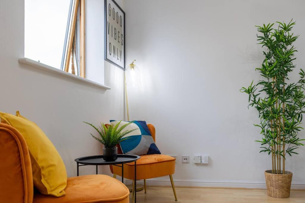Morden London Apartment, By The Sea With Free Parking Eksteriør bilde