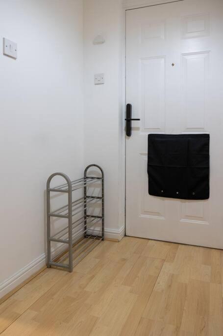 Morden London Apartment, By The Sea With Free Parking Eksteriør bilde