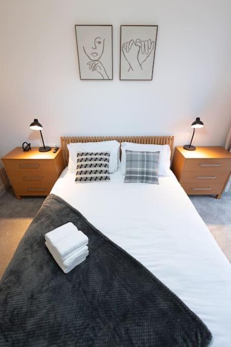 Morden London Apartment, By The Sea With Free Parking Eksteriør bilde