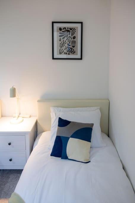 Morden London Apartment, By The Sea With Free Parking Eksteriør bilde